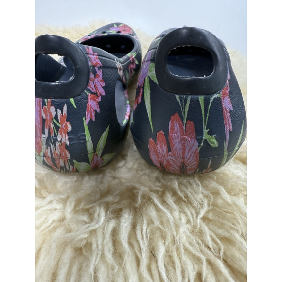 Crocs Botanical Floral Design Women’s Size 8 Navy Blue Comfy Shoes Slip On Flats - Picture 7 of 9